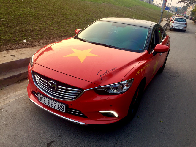 Dán decal cổ vũ U23 Việt Nam: Thợ không dám nhận thêm xe