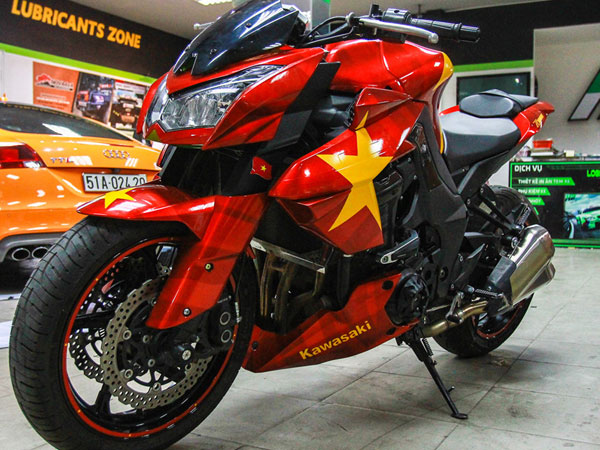Dàn xe độ tem cổ vũ U23 Việt Nam trước trận chung kết