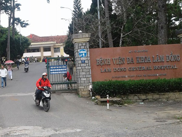 Đang cứu người, nữ bác sĩ bị côn đồ đánh thủng màng nhĩ