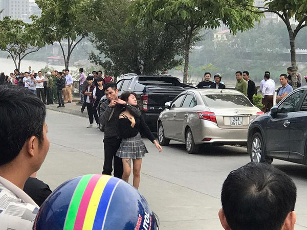 Lào Cai: Nam thanh niên nghi ngáo đá dùng dao kề cổ cô gái trẻ, ép lên xe cùng bỏ trốn