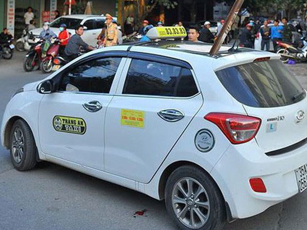 Nhân chứng kể lại giây phút thanh sắt rơi trúng nóc xe taxi khiến 1 người tử vong