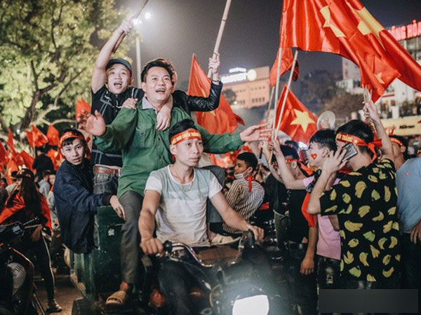 Nữ phóng viên Nhật 'ngả mũ' khi chứng kiến cách ăn mừng U23 của người Hà Nội: Đêm qua quậy tưng bừng vậy mà sáng ra vẫn khỏe khoắn đi làm!