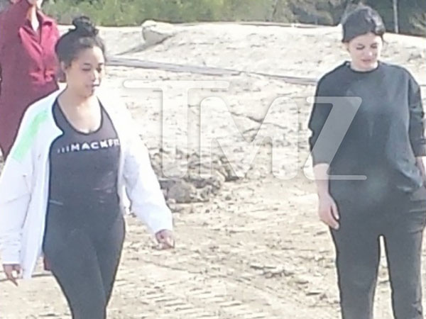 Sau mấy tháng mang thai, Kylie Jenner mới bị chụp được hình ảnh hiếm hoi lộ bụng bầu