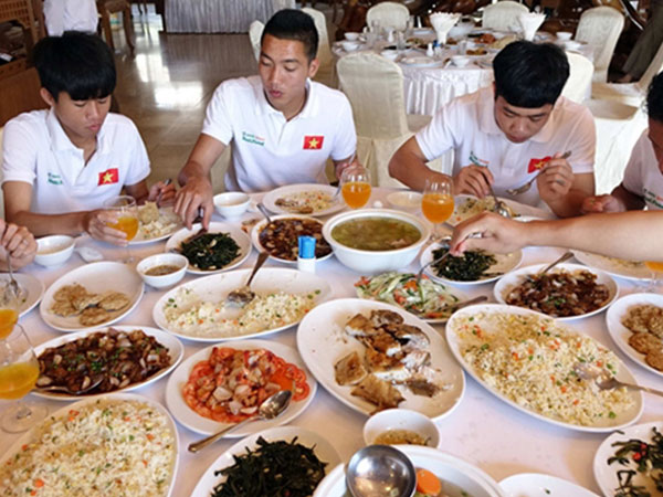 Vì sao HLV Park cấm U23 Việt Nam vừa ăn vừa dùng điện thoại?