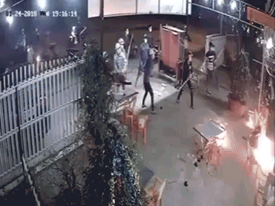 Video: Chủ quán nhậu ném bom xăng chống trả 20 thanh niên cầm dao đòi chém