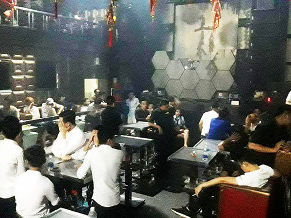 130 người có mặt ở quán bar bị công an đưa về trụ sở