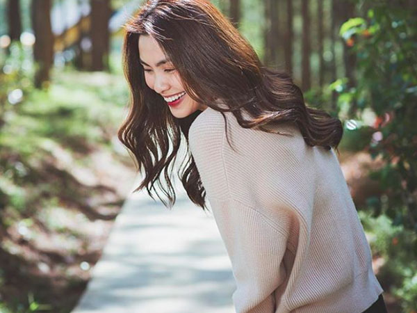 Chẳng cần dát lên người hàng hiệu, Hà Tăng cứ bình dị với 3 món đồ này là đẹp hết nấc