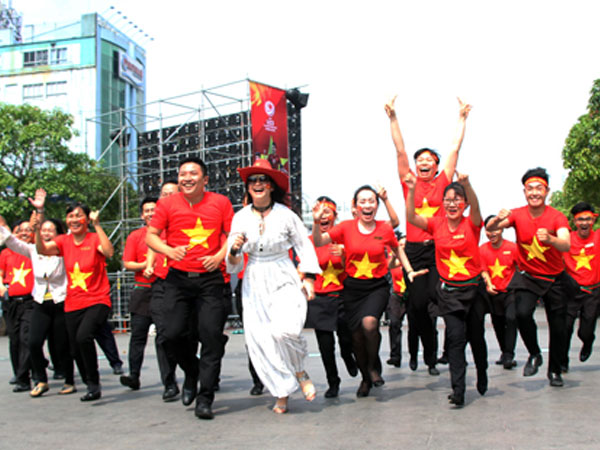 Chung kết U23 có thể hoãn, người Sài Gòn vẫn 'hừng hực' cổ vũ