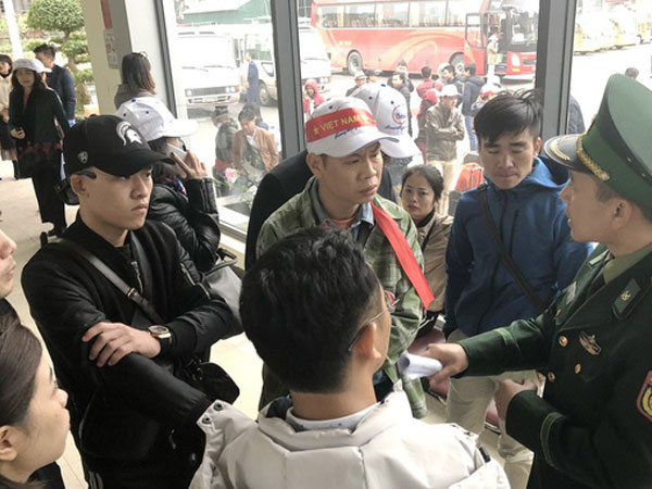 Hàng trăm người bị 'vỡ tour' khi sang Trung Quốc cổ vũ U23VN?