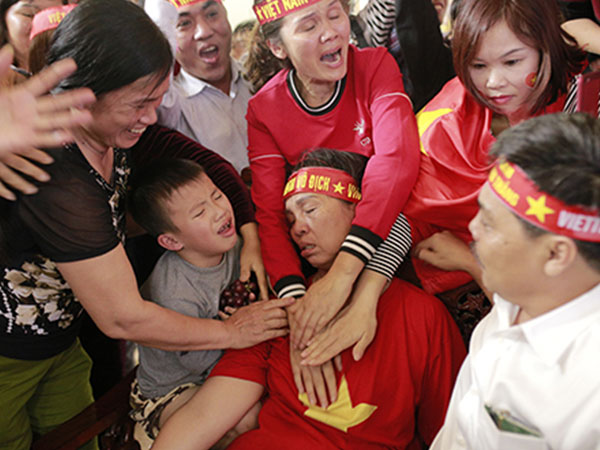 Mẹ trung vệ Tiến Dũng ngất xỉu sau bàn gỡ hòa của Quang Hải
