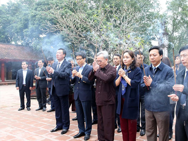 Phó thủ tướng Vũ Đức Đam kiểm tra đền Trần và chùa Hương trước mùa lễ hội
