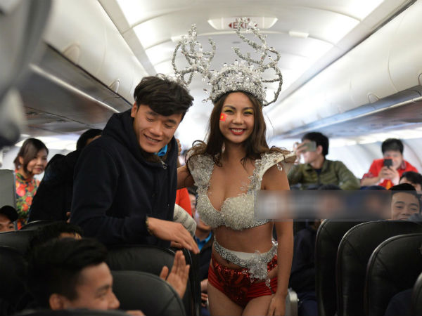 Bùi Tiến Dũng ngượng ngùng, nhắm tịt mắt chụp ảnh cùng người mẫu Lại Thanh Hương