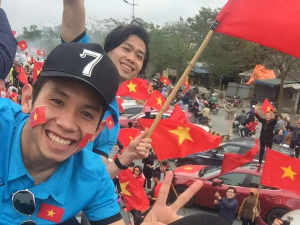 Công Phượng, Duy Mạnh cùng U23 Việt Nam liên tục check-in Facebook