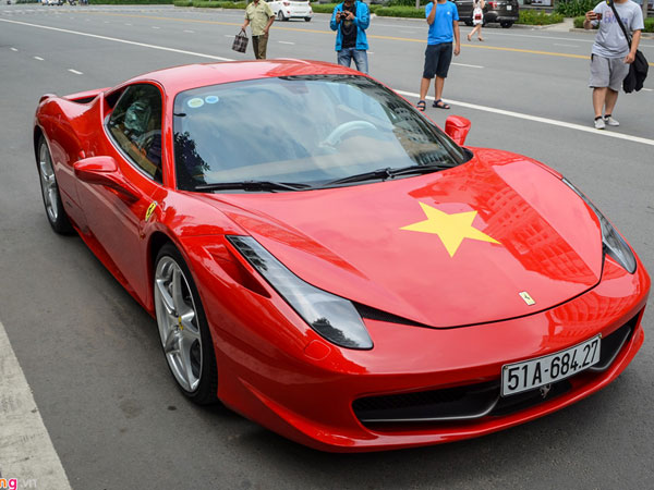Cường Đô La cùng đoàn siêu xe diễu hành trên phố Sài Gòn