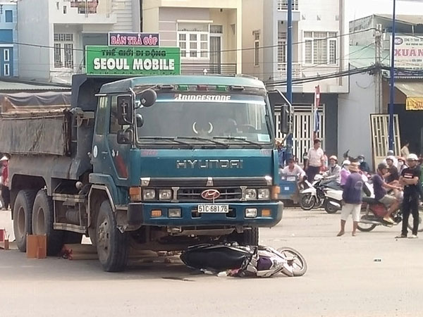Hai vợ chồng thiệt mạng dưới gầm xe ben ở Sài Gòn