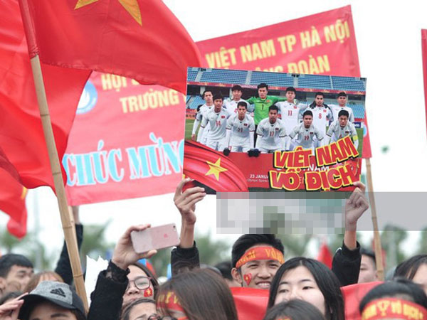 Người hâm mộ Việt Nam nhuộm đỏ sân bay Nội Bài
