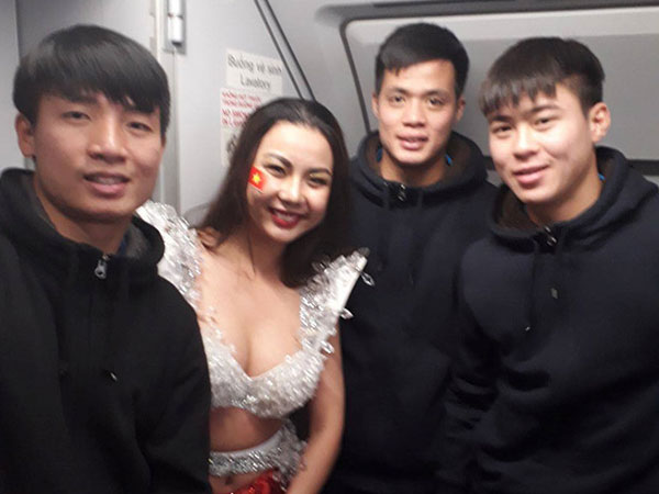 Người mẫu lên tiếng về hình ảnh phản cảm trên chuyến bay chở U23 VN