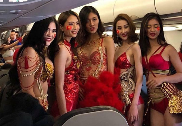 Sao Việt, dư luận phẫn nộ với clip người mẫu mặc bikini đón U23 VN