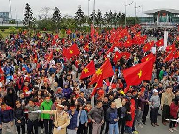 Các cầu thủ U23 Việt Nam trở về giữa biển người chào đón