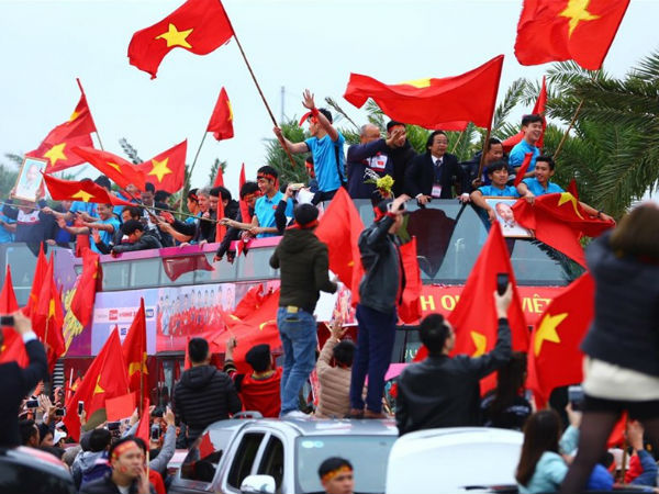 Video: HLV Park Hang-seo tung hoa, cầu thủ vẫy cờ cảm ơn trên xe buýt