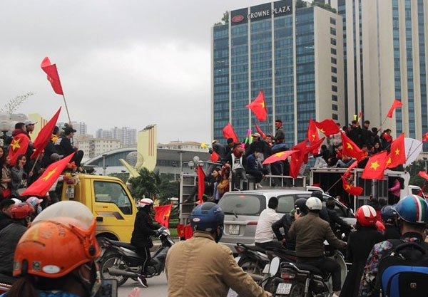 Xe cẩu, xe tải chở người hâm mộ đổ về khách sạn