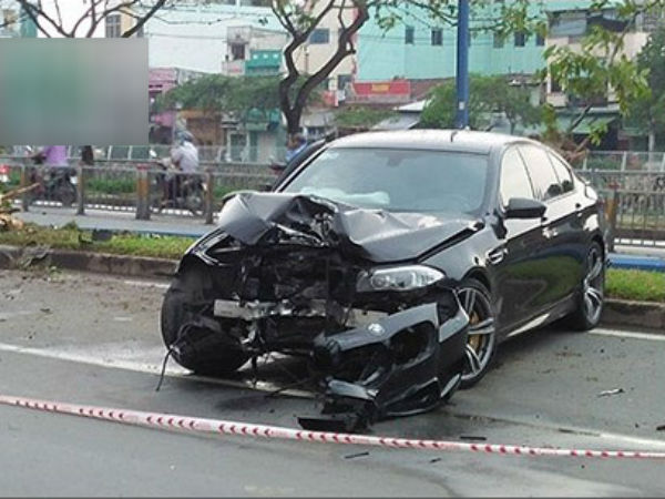 Xe ô tô đâm gãy đôi cây xanh, tài xế may mắn thoát chết
