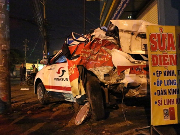Bắt tài xế xe đầu kéo cán chết nhân viên taxi Vinasun