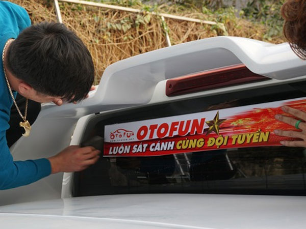 Bóc decal ủng hộ U23 Việt Nam sẽ hại xe như thế nào?