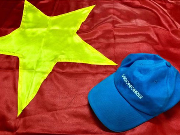Cổ động viên 'nhận vơ' là dì để đi theo xe diễu hành, thủ môn Tiến Dũng đã đáp lại rất bất ngờ