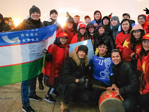 Cổ động viên Việt bắt tay cổ động viên Uzbekistan sau trận đấu
