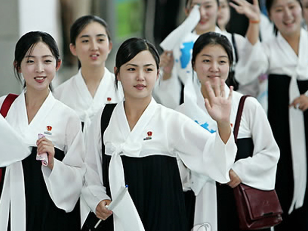 Đội quân mỹ nữ Triều Tiên cổ vũ cho cả Hàn Quốc ở Olympic