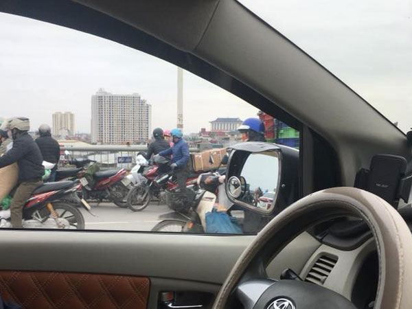 Hà Nội: Một người đàn ông bất ngờ bỏ lại xe máy trên cầu Vĩnh Tuy rồi nhảy xuống sông