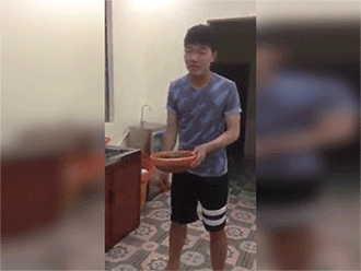 Lại một lần nữa, chàng trai mắt híp Xuân Trường đốn tim chị em với clip 'vẩy rau không cần mở mắt'