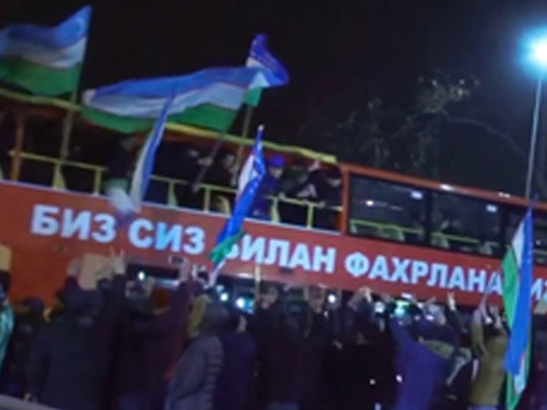 Người Uzbekistan đổ ra đường đón xe buýt hai tầng chở đội U23