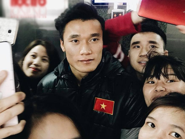 Thủ môn Bùi Tiến Dũng chia sẻ về nụ hôn đầu năm 19 tuổi và phản ứng khi được tỏ tình