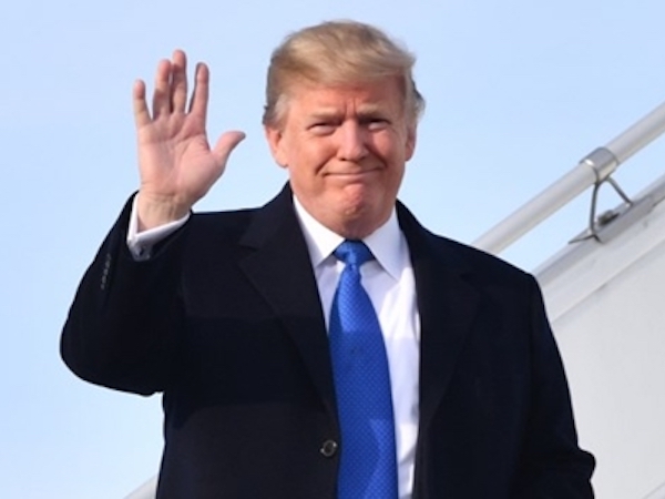 Trump đăng tweet khi ở trên giường để đối phó tin giả