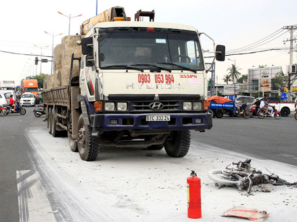 Xe máy cháy rụi sau va chạm ôtô tải, một người thiệt mạng