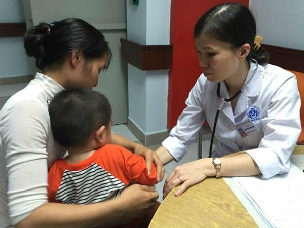 Bé gái 17 tháng mắc bệnh hiếm, tổn thương não vì mẹ chủ quan với việc nôn trớ khi ăn