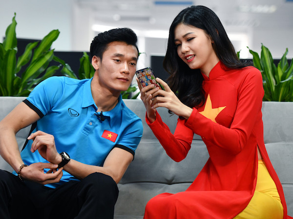 Bị Thanh Tú chống tay vào đùi, Bùi Tiến Dũng có hành động bất ngờ