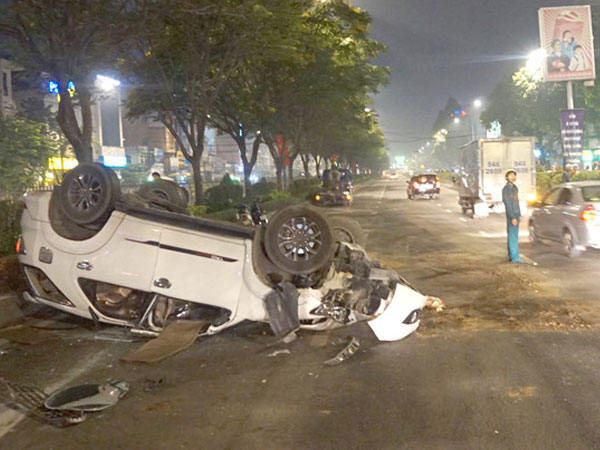Bốn người nước ngoài thoát chết khi ôtô lật ngửa ở Sài Gòn