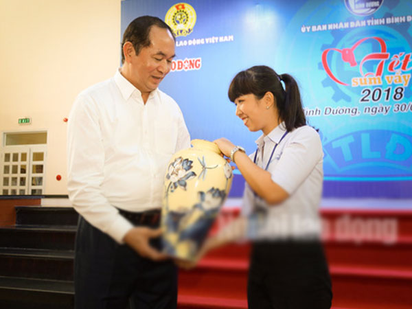 Chủ tịch nước được 1 nữ công nhân tặng quà tết