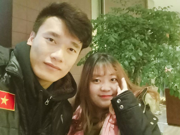 Cô gái nắm trộm tay thủ môn Tiến Dũng ngay sau chung kết lịch sử