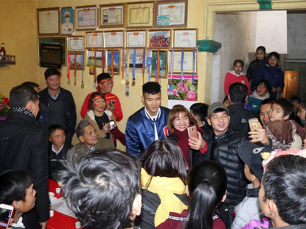 Cú bay người đánh đầu của Hà Đức Chinh gây sốt với hàng ngàn người dân Phú Thọ