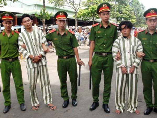 Cướp tài sản của đôi nam nữ rồi hiếp dâm cô gái
