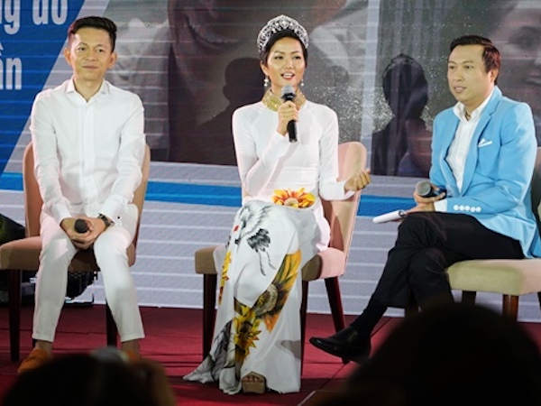 Hoa hậu H'Hen Niê diện áo dài trắng đồng hành cùng bệnh nhân HIV