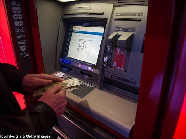 Máy ATM bị hacker tấn công, nhả tiền ào ạt