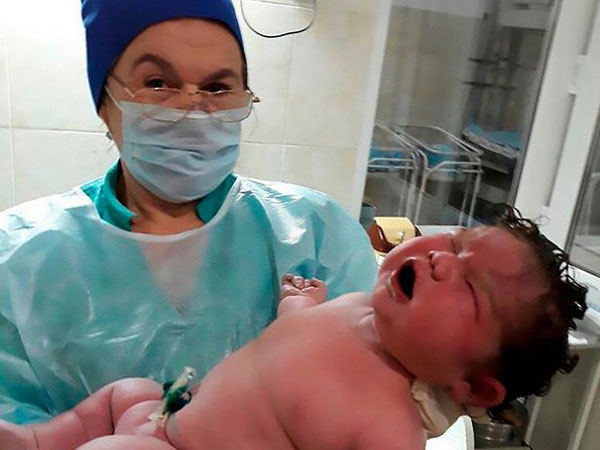 Mẹ tự sinh con nặng gần 6,3 kg tại nhà không cần thuốc giảm đau