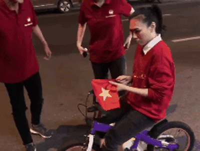 Mỹ Tâm bị 'quây' giữa Đà Nẵng khi đang đi bão chúc mừng U23 bằng 'siêu xe'