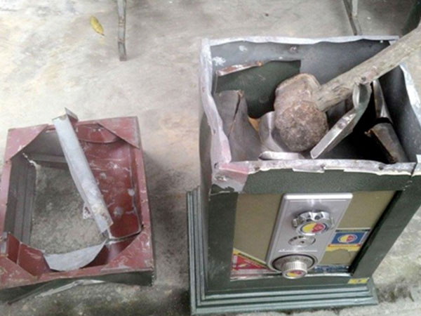 Nghịch tử phá cửa, khoan két sắt để trộm tiền của bố mẹ