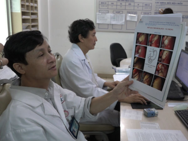 Người nước ngoài nhập viện vì nuốt trứng vịt lộn
